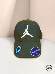 Gorra cerrada de visera curva