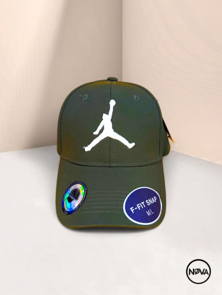 Gorra cerrada de visera curva