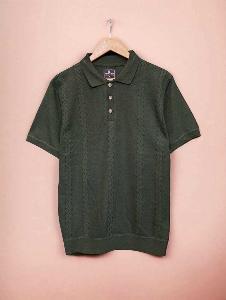 Camisa estilo polo de cuello, con diseño sofisticado y tejido en relieve. Perfecta para un look casual o semi-formal. Talla estándar y ajuste cómodo. Para hombres, camisas old money, camisas estilo polo sport de caballeros, de varones tela de sueter
